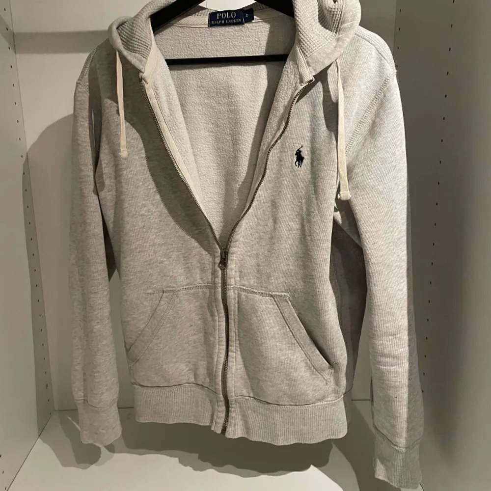 Säljer denna snygga Ralph lauren zip hoodie. Har använts på ett bra sätt och är i bra skick. Skick 9/10. Vid funderingar tveka inte att höra av er🦈. Hoodies.