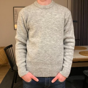 Zara crewneck  - Tjena!  Säljer nu min snygga zara crewneck tröja gjord av ull.  Den är helt ny och är 10/10 i skicket.  Hör av dig vid minsta lilla fundering! 