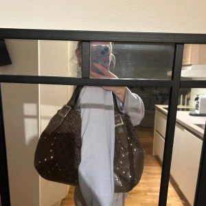 Dkny väska - Dkny väska, perfekt att ha till ex skola eller arbete. Får plats med min dator, kurslitteratur, matlåda mm 