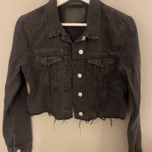 Svart Jeansjacka XS  - Svart jeansjacka från lager 157 i stl xs, använd max 3 gånger, fint skick 🩶
