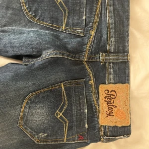 Replay jeans - Jag säljer nu dessa jeans för att jag inte kan stänga byxorna men även för att dem är för korta. Dem är jätte fina och väldigt low waist för dem som gillar det. Kontakta mig om ni är intresserade eller undrar något🩷🩷 Priset går att diskutera🩷