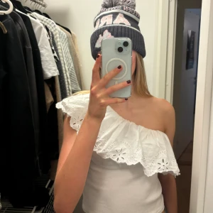 Volangtopp - Supergullig vilangtopp ifrån Zara! Passar perfekt nu till våren/sommaren💗 Säljer även i orange och blå, kom privat för bilder🥰