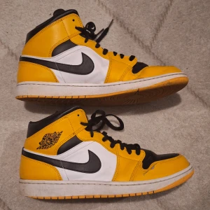 Jordan 1 Mid - Skorna har använts men inte så ofta, sist gång de användes var 1 år sedan, 1449 kr nypris.