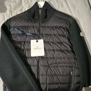 Moncler cardigan  - Tja säljer denna riktigt feta moncler cardigan använd i en halv vår säsong🙌KVITTO FINNS tags medföljer 10/10 på jackan. Pris kan diskuteras vid snabb affär 🙌🗣️