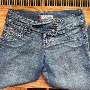 Lågmidjade jeans - Perfekta lågmidjade jeansen! Coolt bälte med unika fickor. Vintage. Storlek uk 6  så 34 eu. Skriv i dm för mått och bilder.