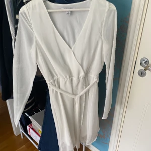 Söt klänning - Sälj pga den inte kommer till användning, den är begagnad så vet inte hur mkt den används innan mig. 🩷