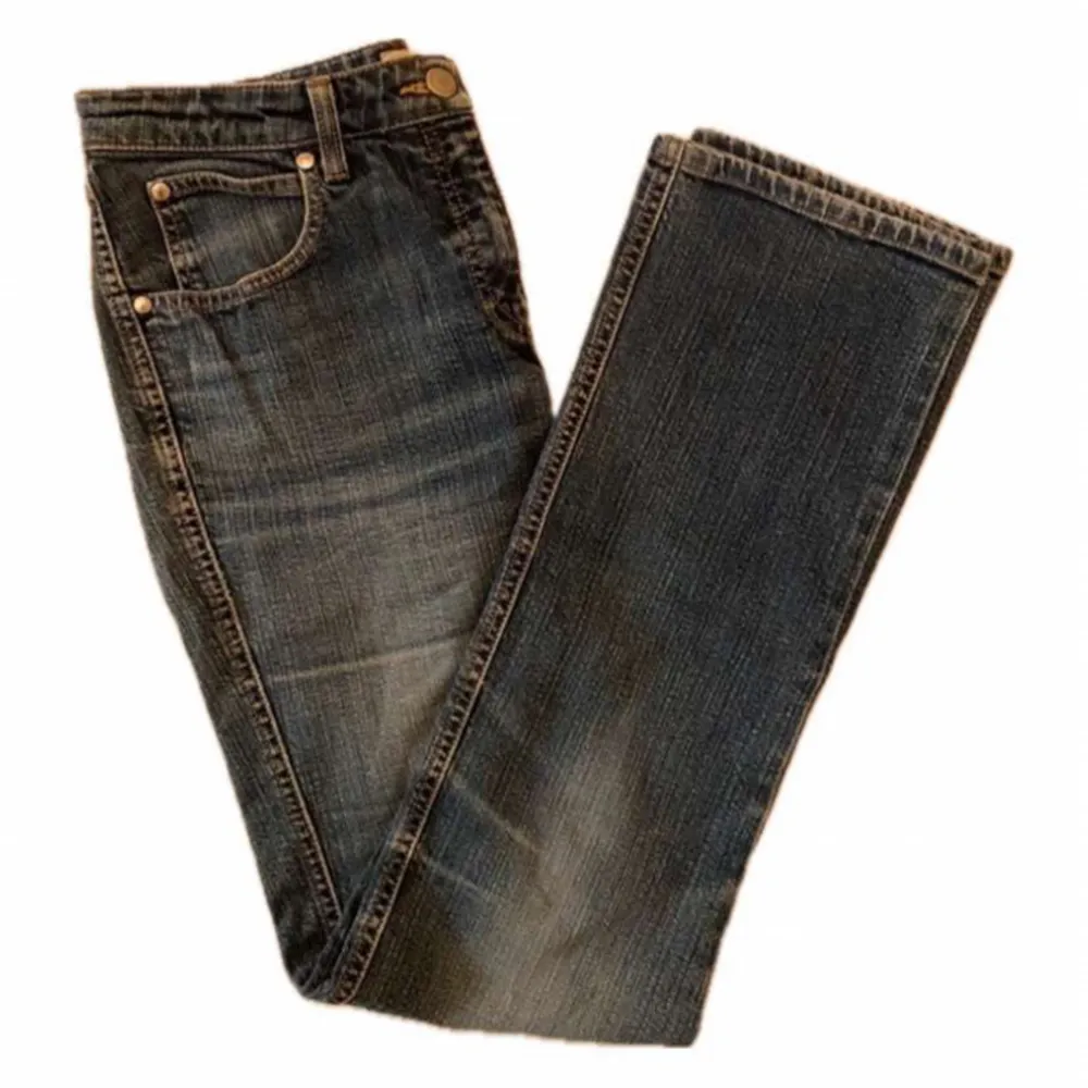 Ett par super fina jeans från Armani. Väldigt fin kvalite! Midjemåttet tvärs över är 38cm, innerbenslängden är 78cm och måttet tvärs över smalbenet är 19cm. Kontakta gärna via frågor💗💗. Jeans & Byxor.