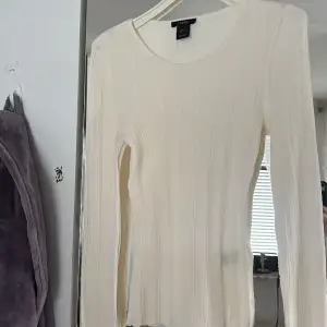 En stretchig mesh tröja som endast är använd två gånger, kontakta för fler bilder :)