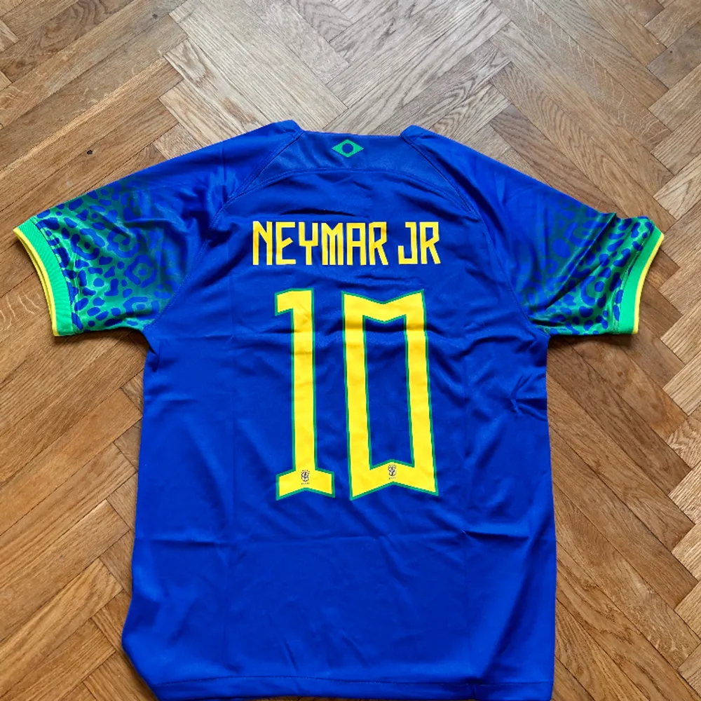 Säljer en helt ny, oanvänd Brasilien tröja från säsongen 22/23 med Neymar på ryggen. Övrigt.