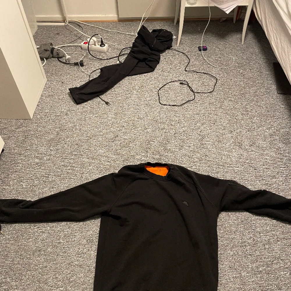 Säljer denna tröja eftersom att den inte är min stil längre, bra skick och 100% äkta. Neuletakit & Villapaidat.
