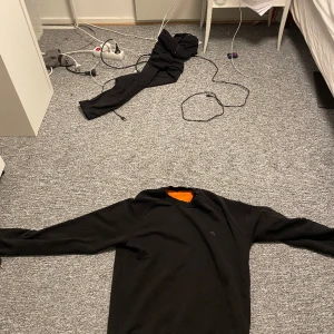 Alpha industries tjocktröja - Säljer denna tröja eftersom att den inte är min stil längre, bra skick och 100% äkta