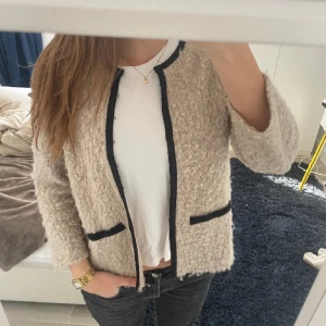 Kofta/tröja - Kofta som ser ut som ullpäls med snygga detaljier😀 (är inte ull)  Skulle säga att storleken motsvarar S🥰