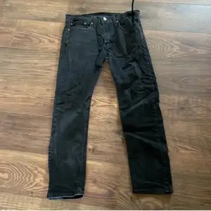 Supersnygga jeans från Levis. 8/10 skick lite slitning i fickorna men annars bra. Säljer för att dom är för stora.