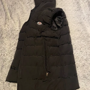 Moncler väst - Västen är storlek M och är i jätte bra skick knappast använd.