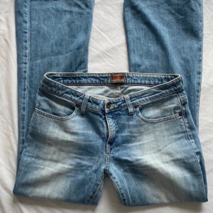 Lågmidjade jeans - Säljer dessa assnygga Lågmidjade bootcut blåa jeans som jag nyss köpte på Vinted, men de var tyvvär för små för mig.