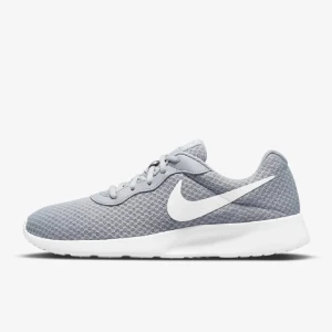 Nike Tanjun skor - Nike träningsskor i storlek 41. Säljer eftersom jag köpte i fel storlek. De har lätta tecken på användning på sulan men det är ju naturligt för skor. 😅 Det finns inga hål eller liknande. Innersulorna följer inte med av hygieniska skäl 💕