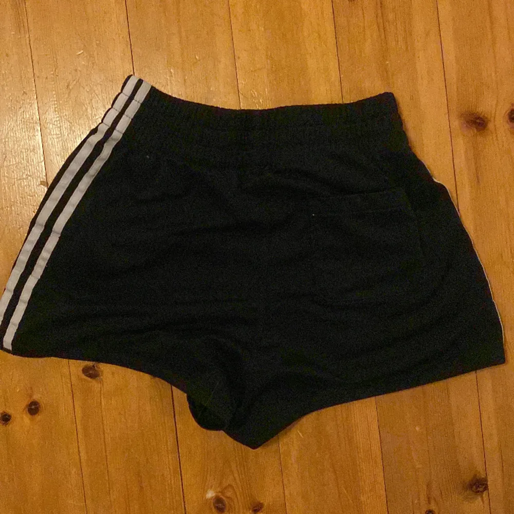 Köpt på Urban outfitters för några år sen, ger blokecore vibes. Shorts.