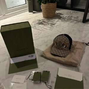 Gucci keps - Säljer denna feta Gucci keps då kommer inte till användning, använd ngra gånger men 10/10 skick, lådan och mm ingår! (Äkta)