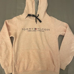 Hoodie - En Tommy Hilfiger hoodie. I en jättefin rosa färg. Har inga skavanker vad jag kan se.