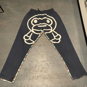 Feta bape byxor  - Feta bape, baby milo byxor från 2000. Säljer för att de inte är min stil.  Pris kan diskuteras 