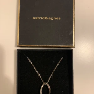 Astrid & Agnes halsband  - Helt nytt Astrid & Agnes halsband kvar i box, aldrig använd. Passar perfekt som present. Inköpt för 499kr.