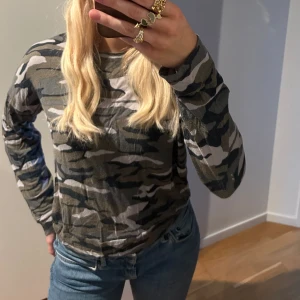 Tröja - Kammoflage tröja från Gina tricot i storlek XS🤍