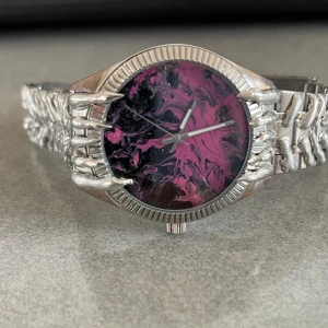 Hitmylung klocka - Halloj, säljer denna klocka som jag köpte i Japan. Klockan kostade då 73000JPY vilket motsvarar ungefär 5000kr. Klockan har smält sterling silver över hela klockan och ett väldigt coolt utseende. Klockan är i 8/10 skick. Priset är ej hugget i sten. 