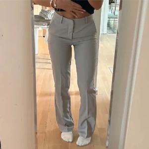 Gråa kostymbyxor  - Säljer dessa gråa kostymbyxor från BikBok☺️ de är nästan helt nya och har inga defekter❤️ Pm vid funderingar och använd helst köp nu genom plick🥰 
