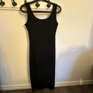 Klänning - Klänning från SHEIN endast testad och tvättad  Det är en slits på den  Stl s 