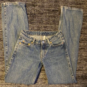 Low waist straight jeans, weekday, arrow - Säljer dessa supersnygga lågmidjade jeansen ifrån weekday i modellen arrow💓💓 Säljer då dem har blivit för små. Väldigt bra skick, möjligen lite slitna längst ner vid fötterna men inget man alls lägger märke till. Skriv privat om du har några frågor!💝