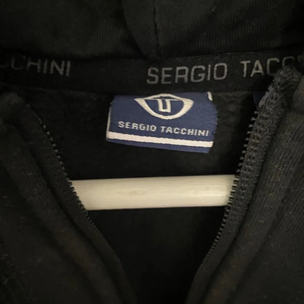 Zip tröja av märket Sergio tacchini i storlek small, inte använd så ofta så i rätt bra skick.. Hoodies.