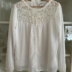 Vit blus med spetsdetaljer  - Fin vit blus med spetsdetaljer. Från Vero Moda i storlek M. 💕