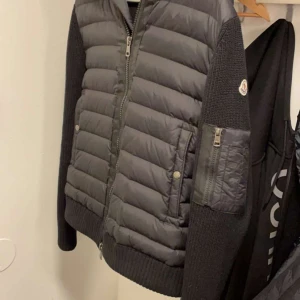 Moncler cardigan storlek M - Tjena, säljer nu min Moncler eftersom jag inte vill ha den längre. Den är nyskick använd några gånger. 