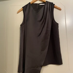 &Other stories blus - Skimrig blus i grått. Passar bra som bröllopsblus eller dopkläder tillsammans med en vit denimkjol. Advokater och ekonomer skulle även kunna ha dessa på jobbet 