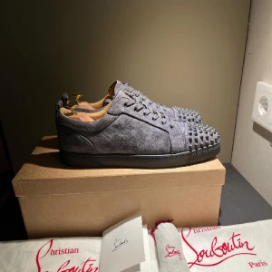 Christian Louboutin Skor - Christian Louboutins skor i Mocka som är i storlek 40 passar 41,5. INGET OG INGÅR. Cond 7/10. Jätte unika och sällsynta skor. Nypris runt 7000, säljes för 2599! Hör av dig vid minsta lilla fundering!