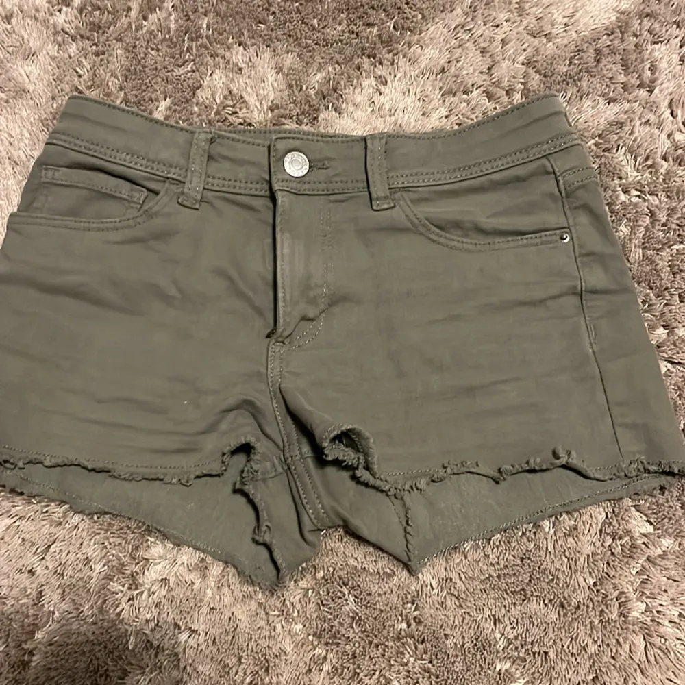  Fina gröna skinny jeans shorts som nu är för små köpta från H&M förra året som nu säljs på grund av att de är för små. Shorts.
