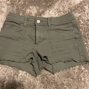 Fina gröna skinny jeans shorts som nu är för små köpta från H&M förra året som nu säljs på grund av att de är för små