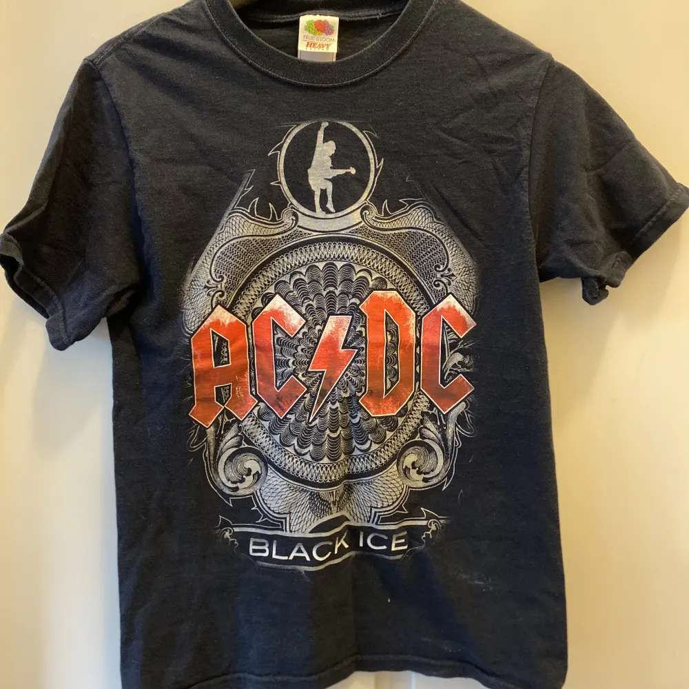 Säljer denna feta AC/DC t-shirten, äkta Merch från konsert i Sverige. . T-shirts.