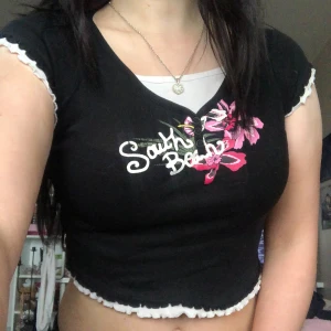 Baby tee - Supersöt baby tee, väldigt stretchig! Lik xs/s om man räknar bort att den är väldigt kort 😅🥰