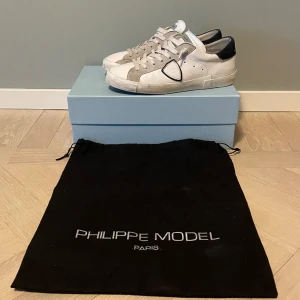 Philippe Model skor - Säljer nu dessa riktigt feta och trendiga Philippe Model skorna, den perfekta vår/sommarskon🤙🏼. Skorna är i storlek 42, men sitter större. Skick: 9/10 använda fåtal gånger. Nypris: Runt 4500. Mitt pris: 3500, pris kan diskuteras vid snabb affär! 