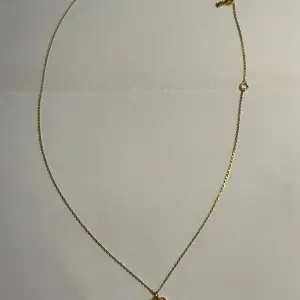 Näst intill aldrig använt halsband från Michael Kors. Guldpläterat silver med ett hjärta ur sten.  Mått: 45,5 cm (max), 40 cm (min), justerbar fästning.  Ordinariepris: 1 395kr