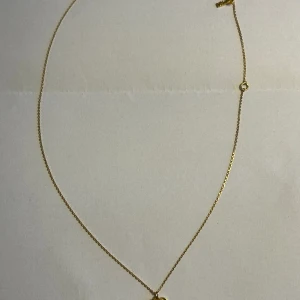Michael Kors Premium necklace gold - Näst intill aldrig använt halsband från Michael Kors. Guldpläterat silver med ett hjärta ur sten.  Mått: 45,5 cm (max), 40 cm (min), justerbar fästning.  Ordinariepris: 1 395kr