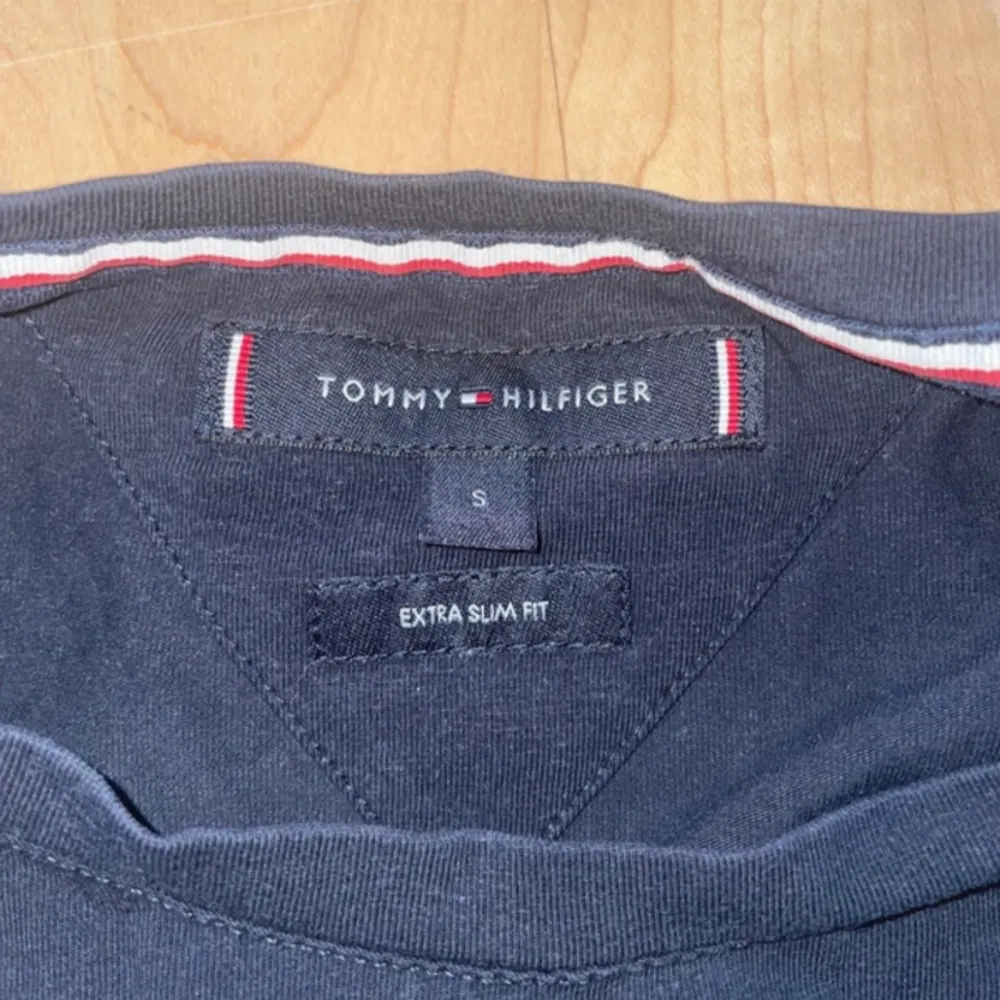 Hej! Jag säljer min långärmda tröja från Tommy Hilfiger. 😄  Kontakta mig för mer information ℹ😍. Tröjor & Koftor.