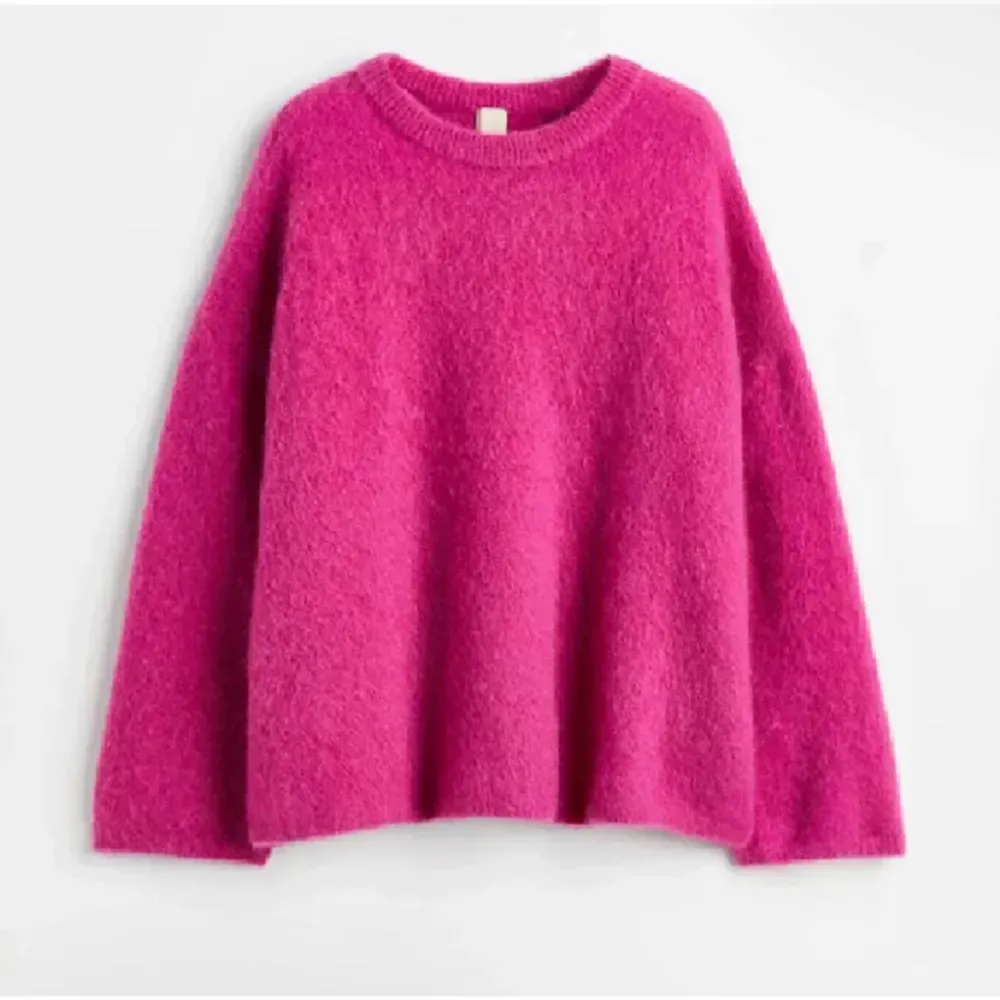 Mohairull tröja från H&M förra året. Har inte använt den särskilt mycket så den är i fint skick! Likadan modell som deras populära mohairtröjor i år fast i en knallrosa färg😍 storlek xs. Tröjor & Koftor.