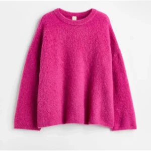 Mohair - Mohairull tröja från H&M förra året. Har inte använt den särskilt mycket så den är i fint skick! Likadan modell som deras populära mohairtröjor i år fast i en knallrosa färg😍 storlek xs