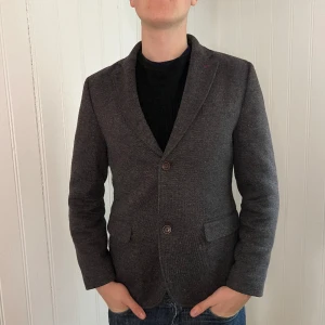 Joules Kavaj - Joules Kavaj | skick 9/10 | storlek M | pris 299kr | Modellen på bilden är 187cm | Fraktar via PostNord och Instabox på köparens bekostnad:)  Hör av dig vid frågor och funderingar mvh 