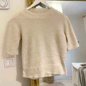 Trendig Stickad tröja med trekvarts ärm, i finstickat material. I ljusbeige/Naturvit. Säljer då den tyvärr är för liten, därav endast använd 1-2 gånger. 