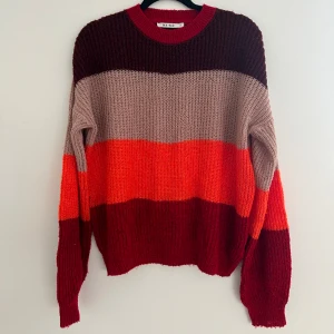 Mångfärgad stickad tröja - Mångfärgad stickad tröja från Nakd! Använt skick storlek S 💗