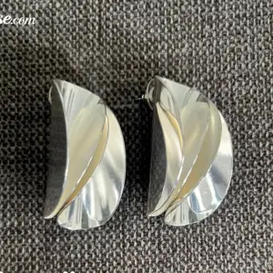 Ett par superfina silver örhängen , aldrig använda Säljer på grund av att ja inte använder så mycket silver.