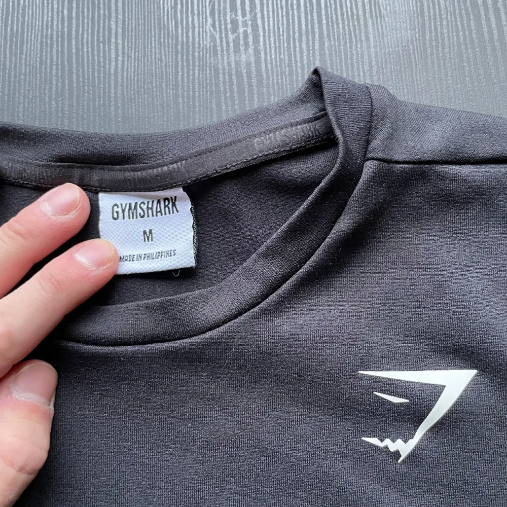 Säljer en gymshark tröja i storlek M. Nyskick utan prislapp och bara legat i garderoben! Tveka inte på att höra av dig om det är någon fundering😁. T-shirts.